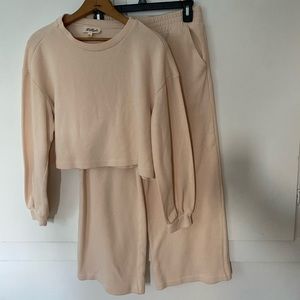 Listicle cream crop set